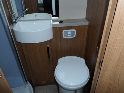 2017 Autotrail APACHE 634U image 11